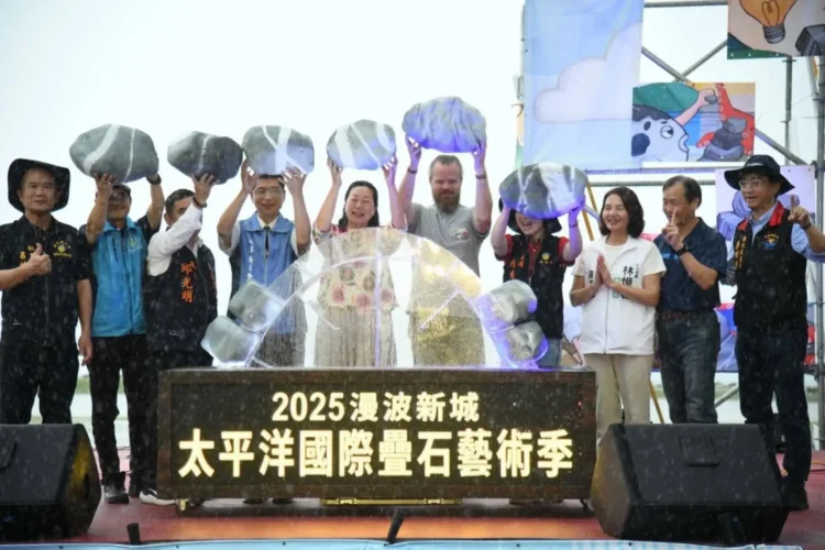 2025曼波新城太平洋國際疊石藝術季盛大開幕 國內外疊石好手齊聚七星潭 縣長徐榛蔚邀旅客來體驗花蓮自然之美 2025曼波新城太平洋國際疊石藝術季盛大開幕 國內外疊石好手齊聚七星潭 縣長徐榛蔚邀旅客來體驗花蓮自然之美