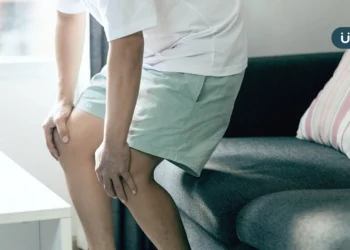 雙腳麻木又無力，小心脊椎狹窄！醫：長輩走路「呈1姿勢」快就醫