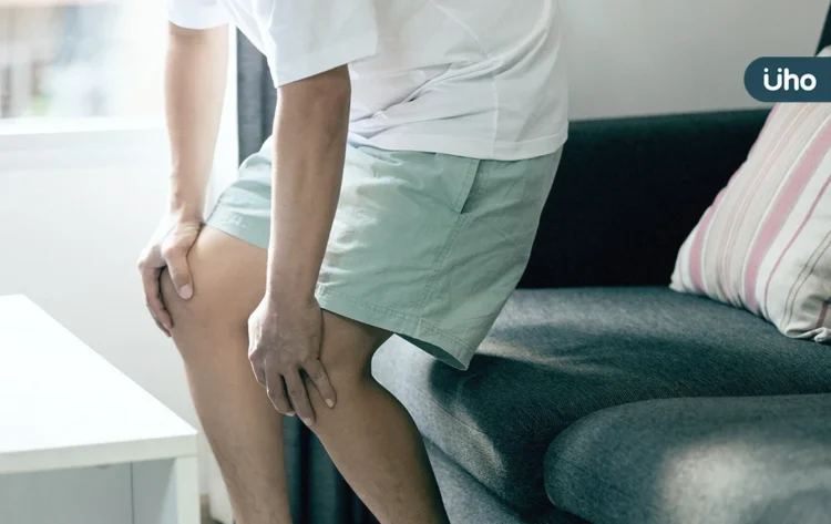 雙腳麻木又無力,小心脊椎狹窄!醫:長輩走路「呈1姿勢」快就醫 雙腳麻木又無力,小心脊椎狹窄!醫:長輩走路「呈1姿勢」快就醫