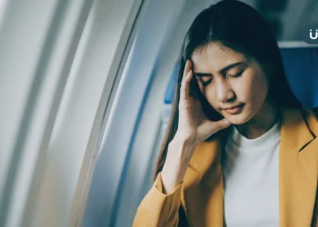 搭飛機耳鳴怎麼辦？如何快速消除耳鳴？嚼口香糖、深呼吸都有效