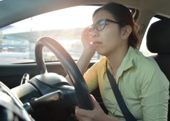 滑手機一久就眼模糊？醫：恐老花提早報到 當心白內障同時找上門