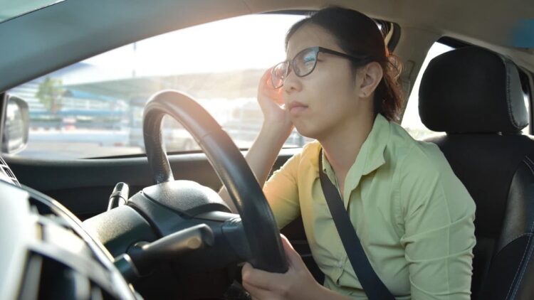 滑手機一久就眼模糊?醫:恐老花提早報到 當心白內障同時找上門 滑手機一久就眼模糊?醫:恐老花提早報到 當心白內障同時找上門