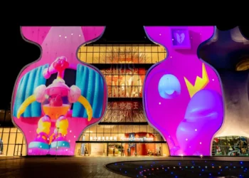 體態超標 帶來腦、心、肝、膝危機 危機四角色躍上臺中國家歌劇院壺中居外牆 台灣諾和諾德 臺中國家歌劇院共同點亮健康意識