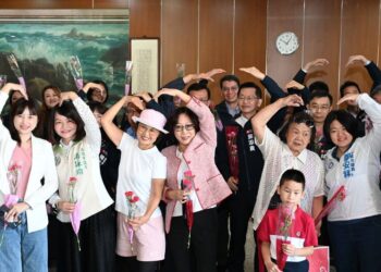 議長康裕成暖心號召「大聲說愛媽媽」-高雄市議會提前歡慶母親節