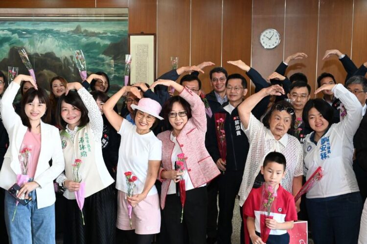 議長康裕成暖心號召「大聲說愛媽媽」 高雄市議會提前歡慶母親節 議長康裕成暖心號召「大聲說愛媽媽」-高雄市議會提前歡慶母親節
