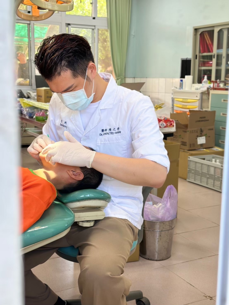 陳之懋醫師赴台南偏鄉義診 母親節前夕關懷隔代教養學童 陳之懋醫師赴台南偏鄉義診-母親節前夕關懷隔代教養學童