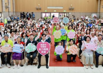 陳其邁感謝母親無私奉獻-頒發「母親節美力媽媽」獎項