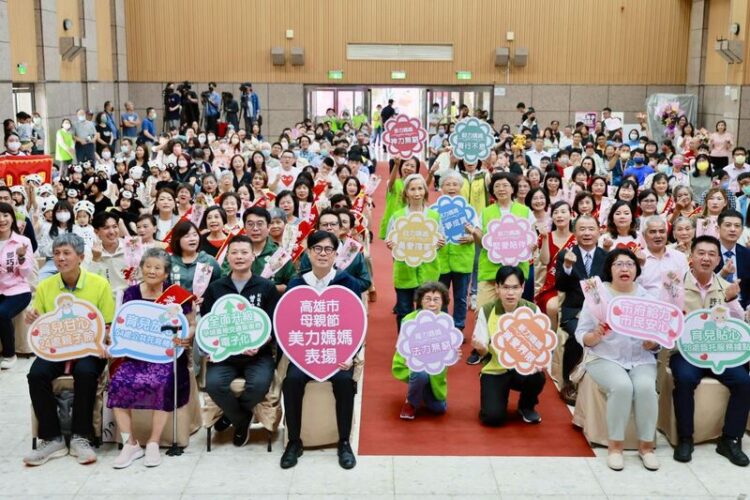 陳其邁感謝母親無私奉獻 頒發「母親節美力媽媽」獎項 陳其邁感謝母親無私奉獻-頒發「母親節美力媽媽」獎項