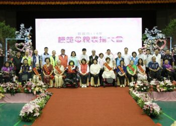 母愛不言苦-慈愛光輝動人！黃敏惠市長表揚18位模範母親與8位慈馨媽媽