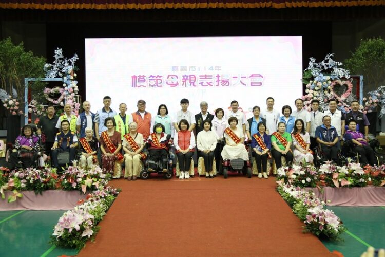 母愛不言苦 慈愛光輝動人!黃敏惠市長表揚18位模範母親與8位慈馨媽媽 母愛不言苦-慈愛光輝動人!黃敏惠市長表揚18位模範母親與8位慈馨媽媽