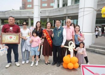 南市慶祝母親節「母愛光輝 馨光閃閃」-黃偉哲表揚57位母親代表感謝付出