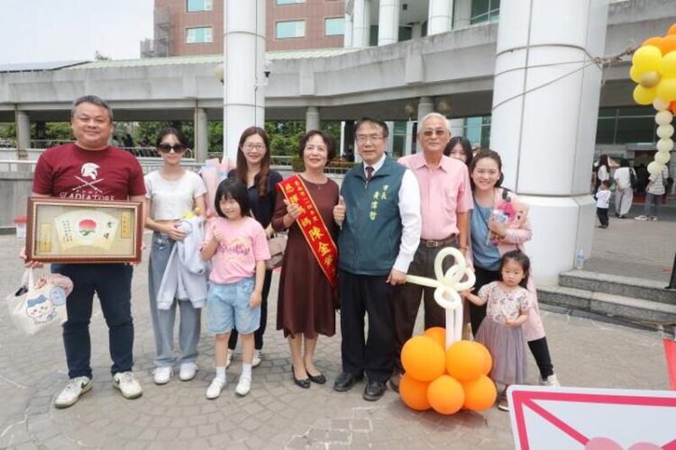 南市慶祝母親節「母愛光輝 馨光閃閃」 黃偉哲表揚57位母親代表感謝付出 南市慶祝母親節「母愛光輝 馨光閃閃」-黃偉哲表揚57位母親代表感謝付出