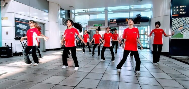 高鐵左營站歡慶母親節 學子歌舞送祝福 高鐵左營站歡慶母親節-學子歌舞送祝福