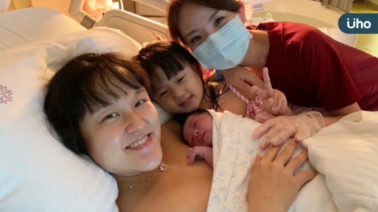 4歲女孩親手接生弟弟 禾馨打造「全家參與」的多元生產環境 4歲女孩親手接生弟弟-禾馨打造「全家參與」的多元生產環境