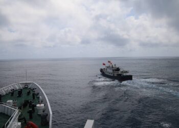 海巡署大型艦船巡弋東沙-以水砲強勢驅離越界陸船