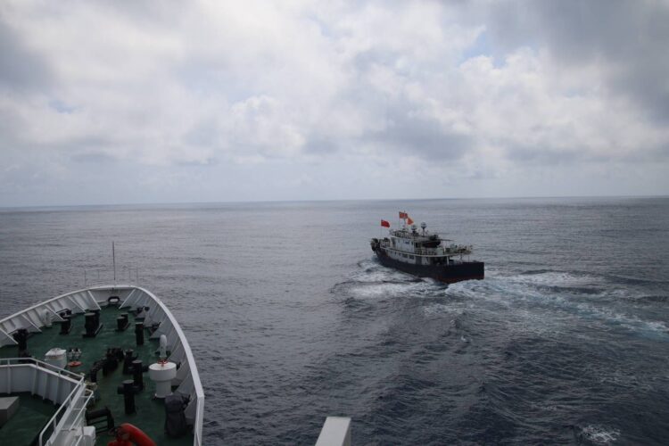 海巡署大型艦船巡弋東沙 以水砲強勢驅離越界陸船 海巡署大型艦船巡弋東沙-以水砲強勢驅離越界陸船