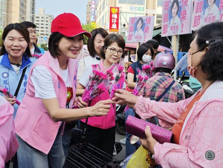 柯志恩母親節市場送祝福 感恩每一位偉大的媽媽 柯志恩母親節市場送祝福- 感恩每一位偉大的媽媽