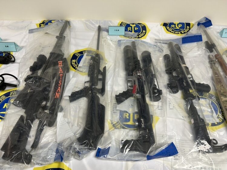 鐵路警察局落實全國檢肅非法槍械專案, 破獲地下兵工廠,起出長槍十餘枝 鐵路警察局落實全國檢肅非法槍械專案,-破獲地下兵工廠,起出長槍十餘枝