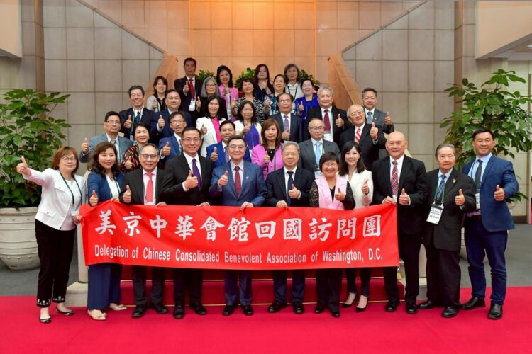 行政院長卓榮泰接見美京中華會館訪問團 籲僑界助力臺美合作與產業國際化 行政院長卓榮泰接見美京中華會館訪問團-籲僑界助力臺美合作與產業國際化