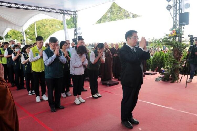 白河大仙寺傳證法師圓寂 國策顧問康銀壽代表總統頒發褒揚令 台南市長黃偉哲致贈卓越市民表揚狀 白河大仙寺傳證法師圓寂-國策顧問康銀壽代表總統頒發褒揚令-台南市長黃偉哲致贈卓越市民表揚狀