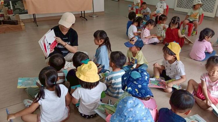 閱讀愛滿園書車傳馨香-鼓山圖書館雙語共讀歡慶母親節