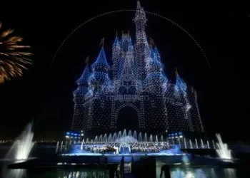 阿聯酋亞斯島（yas-island）迪士尼主題樂園度假區（disney-theme-park-resort）宣佈推出破紀錄無人機匯演、地標燈光秀、現場表演及璀璨煙花匯演