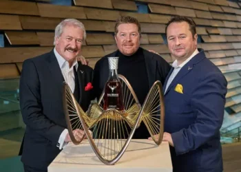 the-dalmore揭幕與foster-+-partners的建築師ben-dobbin合作，共同推出2025年威尼斯亮相的尊貴「luminary-series」限量系列