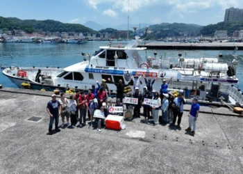 葡小龜重返大海-新北動保處護送傷癒欖蠵龜回原棲地！