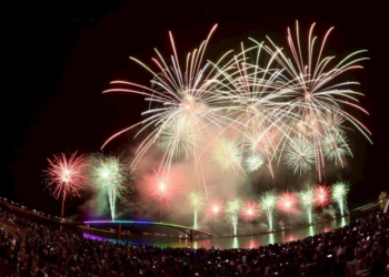 世界級煙火秀震撼澎湖！lieto-fireworks璀璨煙火點亮夜空，吸引萬人齊聚