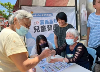 行動牛奶車快閃太保日照中心-長輩化身店員歡慶母親節