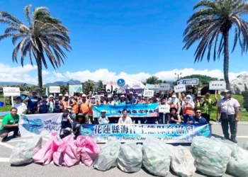九河分署攜手全民淨灘 清理海岸漂流木及廢棄物 保護海洋重現美麗風貌