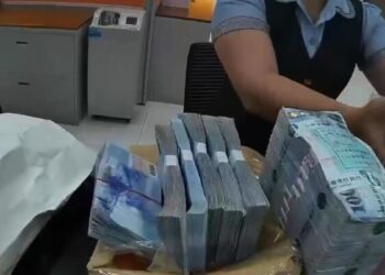 600萬曬太陽不夠看！曬錢哥李男又棄置416萬元於超市 引發臺南警方全面調查