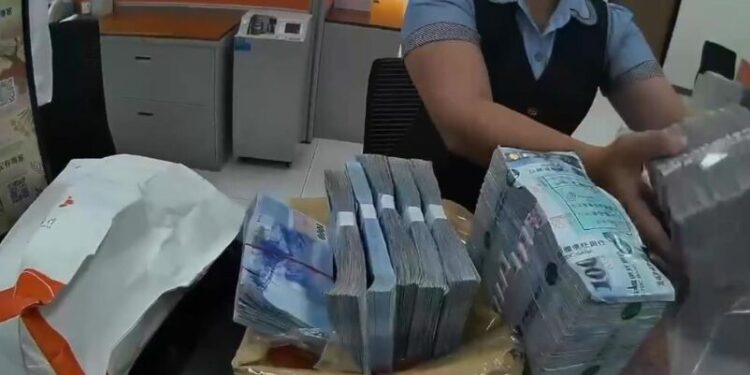 600萬曬太陽不夠看！曬錢哥李男又棄置416萬元於超市 引發臺南警方全面調查