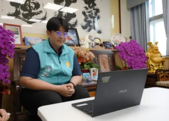 北海道白糠町訪花交通受阻 魏嘉彥視訊致意