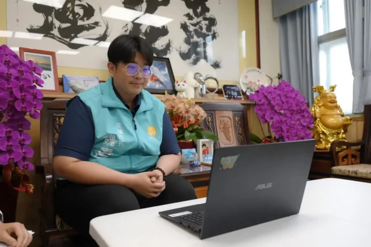 北海道白糠町訪花交通受阻 魏嘉彥視訊致意