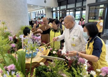 高雄秀傳紀念醫院佛誕節浴佛祈福活動 院長吳明和教授帶領同仁虔誠共沐佛恩