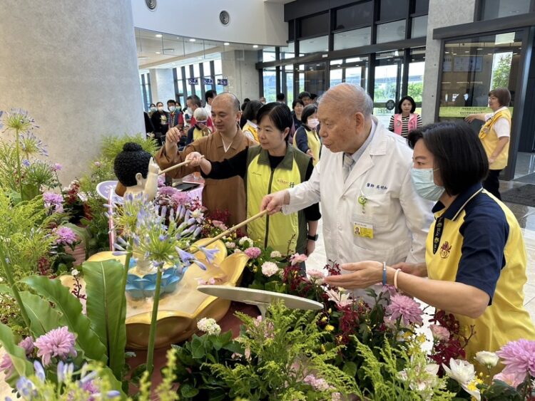 高雄秀傳紀念醫院佛誕節浴佛祈福活動 院長吳明和教授帶領同仁虔誠共沐佛恩
