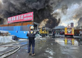 仁武區塑膠倉庫火警釀空污 環保局即時監控並提醒影響區域注意防範
