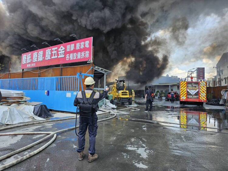 仁武區塑膠倉庫火警釀空污 環保局即時監控並提醒影響區域注意防範 仁武區塑膠倉庫火警釀空污 環保局即時監控並提醒影響區域注意防範