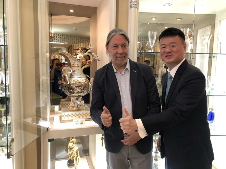 麥森瓷器大師馬第斯‧修茲大立百貨當場獻藝 分享他對瓷藝永無止盡的愛 麥森瓷器大師馬第斯‧修茲大立百貨當場獻藝 分享他對瓷藝永無止盡的愛