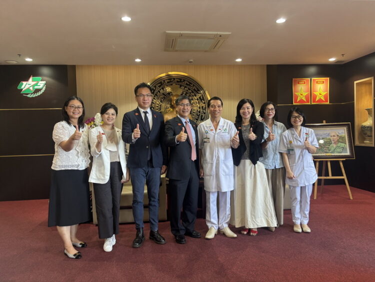 小港醫院獲越南175軍醫院50年來首度跨海邀請  全台唯一代表出席院慶盛典 高醫體系展現台灣醫療外交力 小港醫院獲越南175軍醫院50年來首度跨海邀請  全台唯一代表出席院慶盛典 高醫體系展現台灣醫療外交力