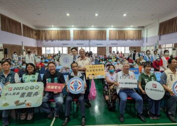 台電高雄區處端午送暖！邀91歲阿嬤畫龍舟