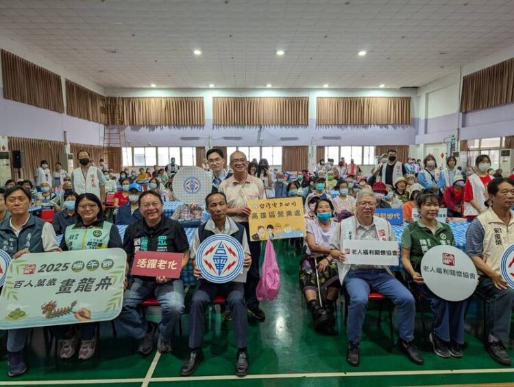 台電高雄區處端午送暖！邀91歲阿嬤畫龍舟