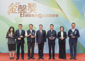 行政院長卓榮泰頒贈金馨獎優等獎座，高市府張家興副秘書長代表受獎  圖/高雄市政府