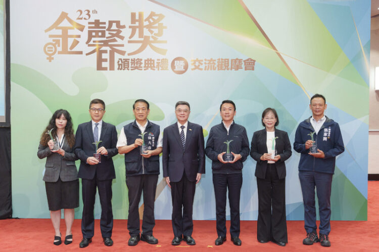 行政院長卓榮泰頒贈金馨獎優等獎座,高市府張家興副秘書長代表受獎  圖/高雄市政府 行政院長卓榮泰頒贈金馨獎優等獎座,高市府張家興副秘書長代表受獎  圖/高雄市政府