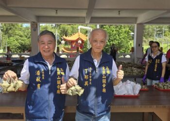 高雄東照山關帝廟端午送萬顆粽 大排長龍 氣氛熱絡