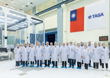 賴清德總統視察「福衛八號」進展及產業深耕計畫成果 期許產學研共同為啟運及發射做好萬全準備