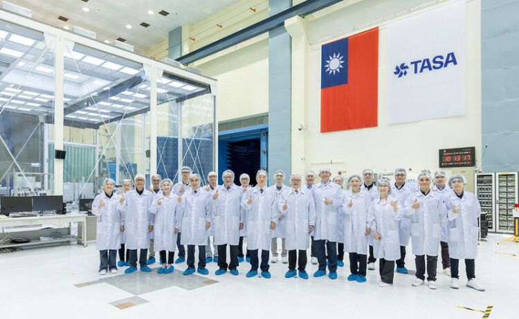 賴清德總統視察「福衛八號」進展及產業深耕計畫成果 期許產學研共同為啟運及發射做好萬全準備 賴清德總統視察「福衛八號」進展及產業深耕計畫成果 期許產學研共同為啟運及發射做好萬全準備