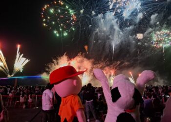 2025澎湖國際海上花火節盛大開幕 SNOOPY主題吸引逾1.4萬人潮共賞煙火