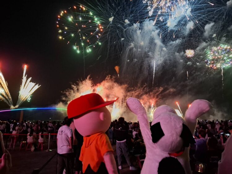 2025澎湖國際海上花火節盛大開幕 SNOOPY主題吸引逾1.4萬人潮共賞煙火